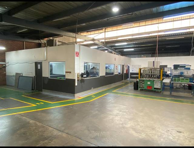 4,580M² WAREHOUSE TO LET IN ROSSLYN
